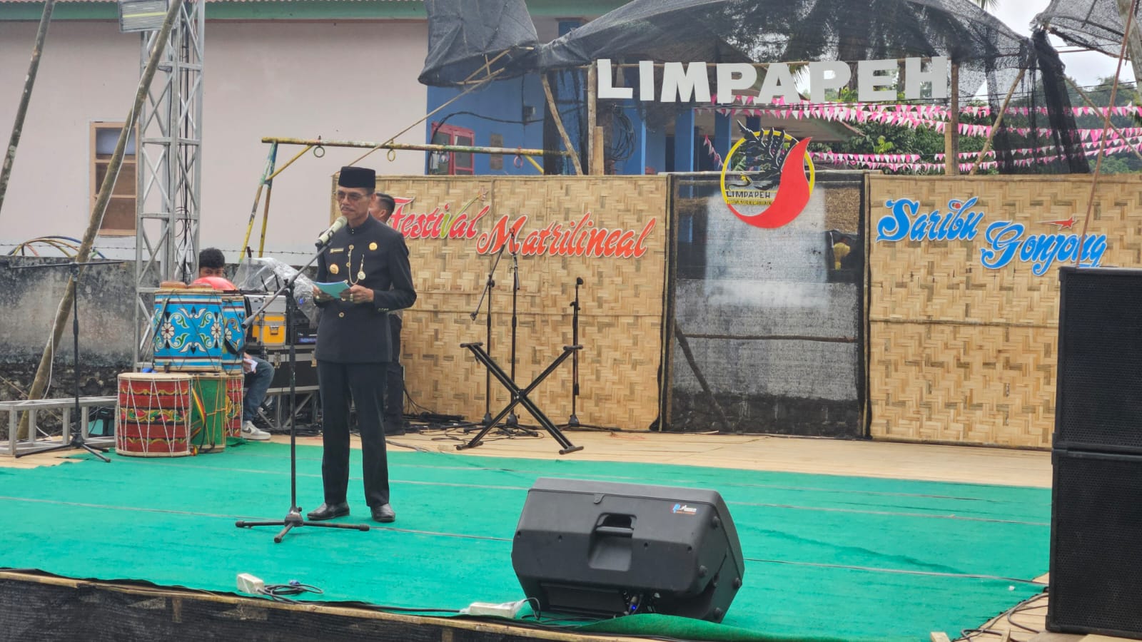 Bupati Safaruddin Dt. Bandaro Rajo mengapresiasi  Kemendikbudristek dan Balai Kebudayaan Wilayah III yang telah menyelenggarakan iven festival Matrilinial Saribu Gonjong 2024 di Kampuang Sarugo. 